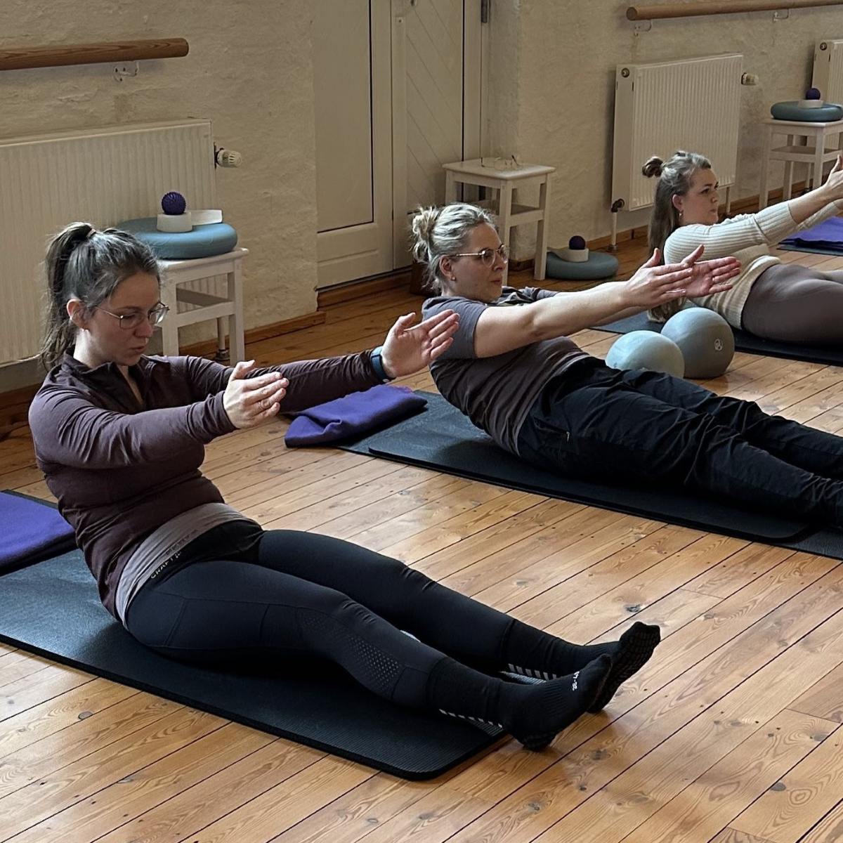 3 kvinder til pilates liggende øvelse
