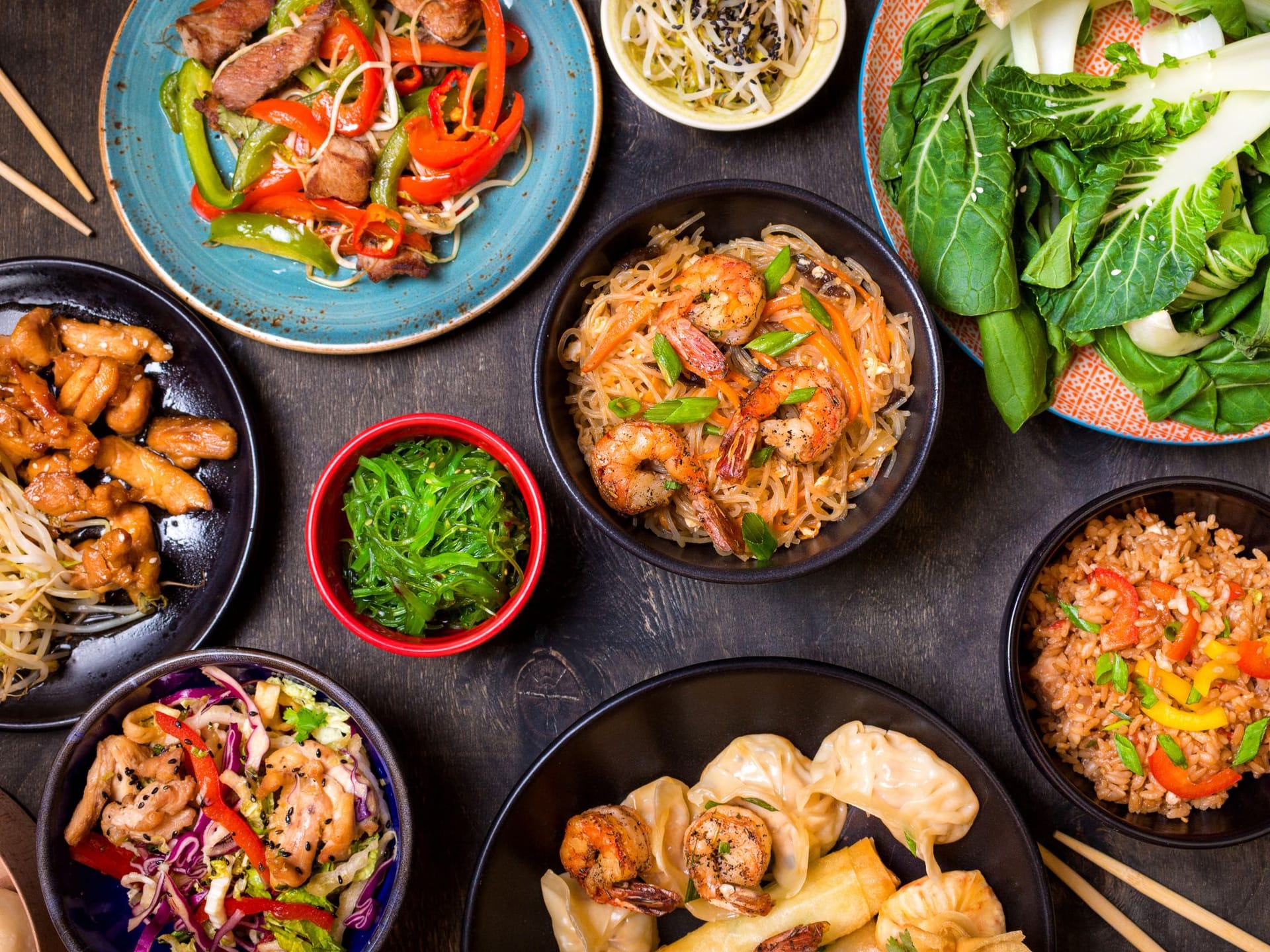 familie laver kinesiske retter sammen i køkken