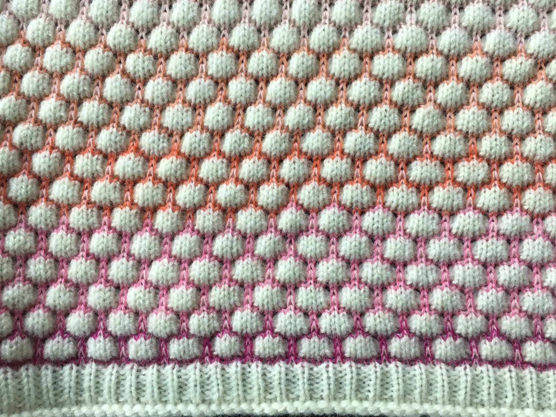 Deltager arbejder ved strikkemaskine hos FOF