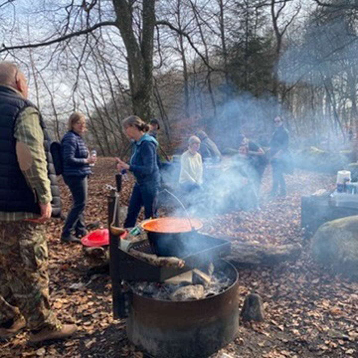Deltagere på naturvandring – vandring, vin og bålmad