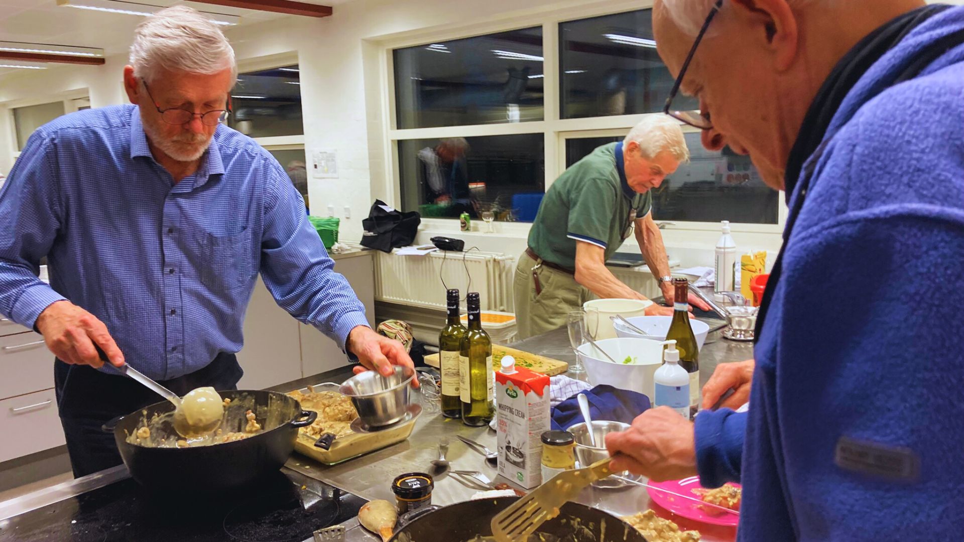 Mænd på kursus laver mad