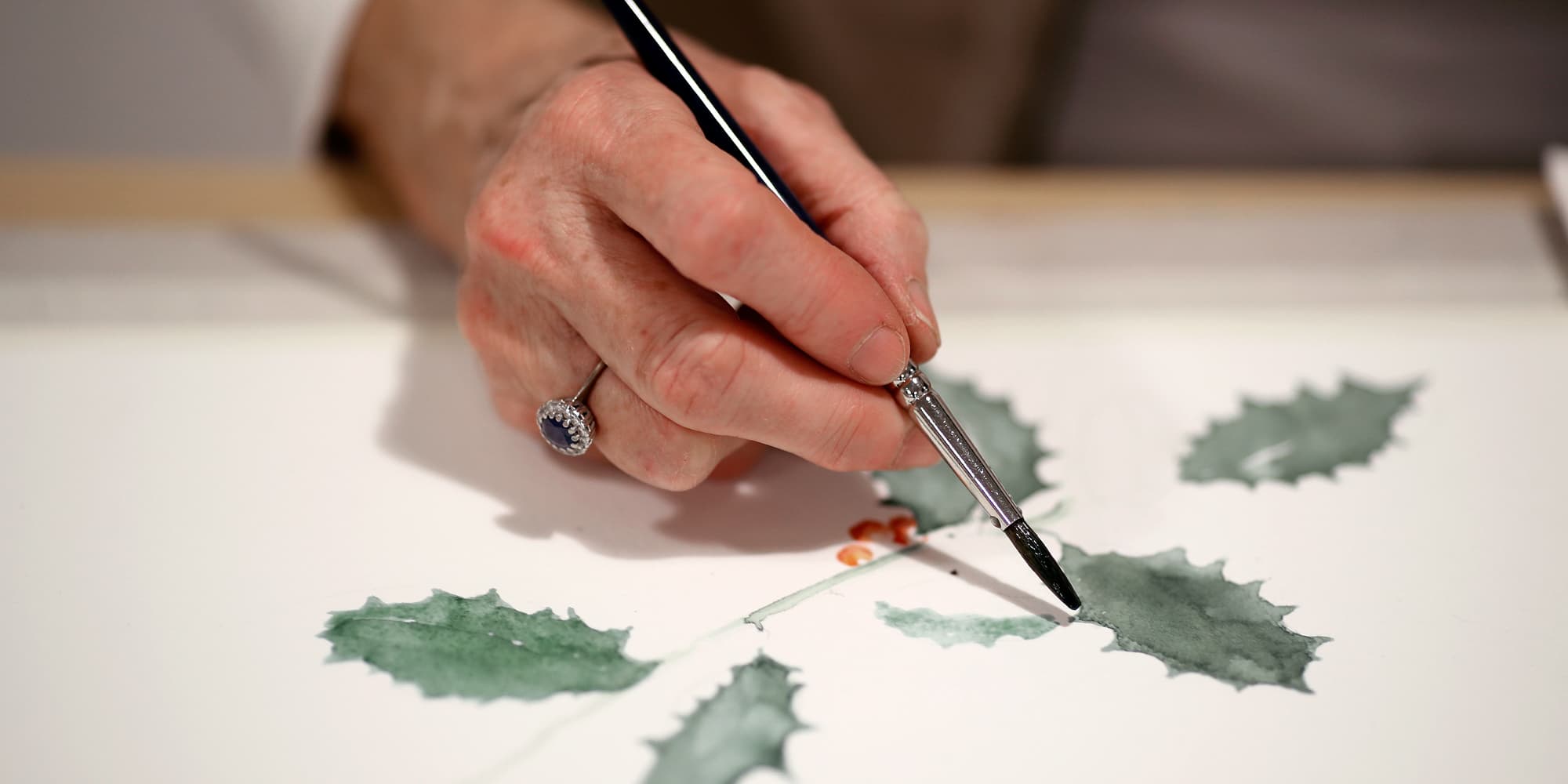 Deltager maler på akvarelkursus hos FOF København og Nordsjælland