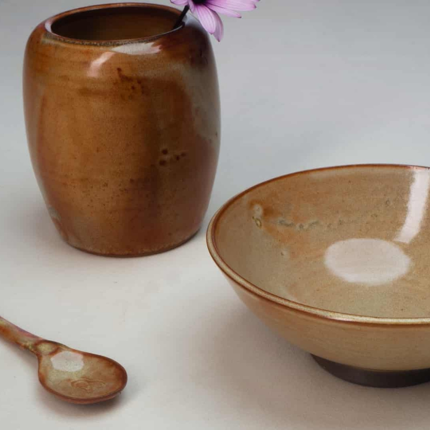 Keramikvase, -skål og -ske lavet af Gustav Marcell Tønder