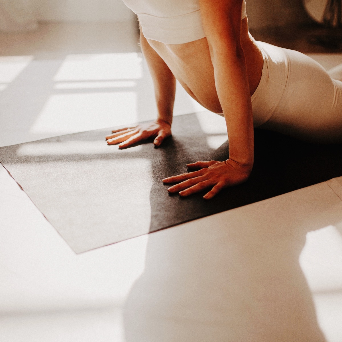 Deltager laver rygøvelse i hensyntagende yoga hos FOF Aalborg.