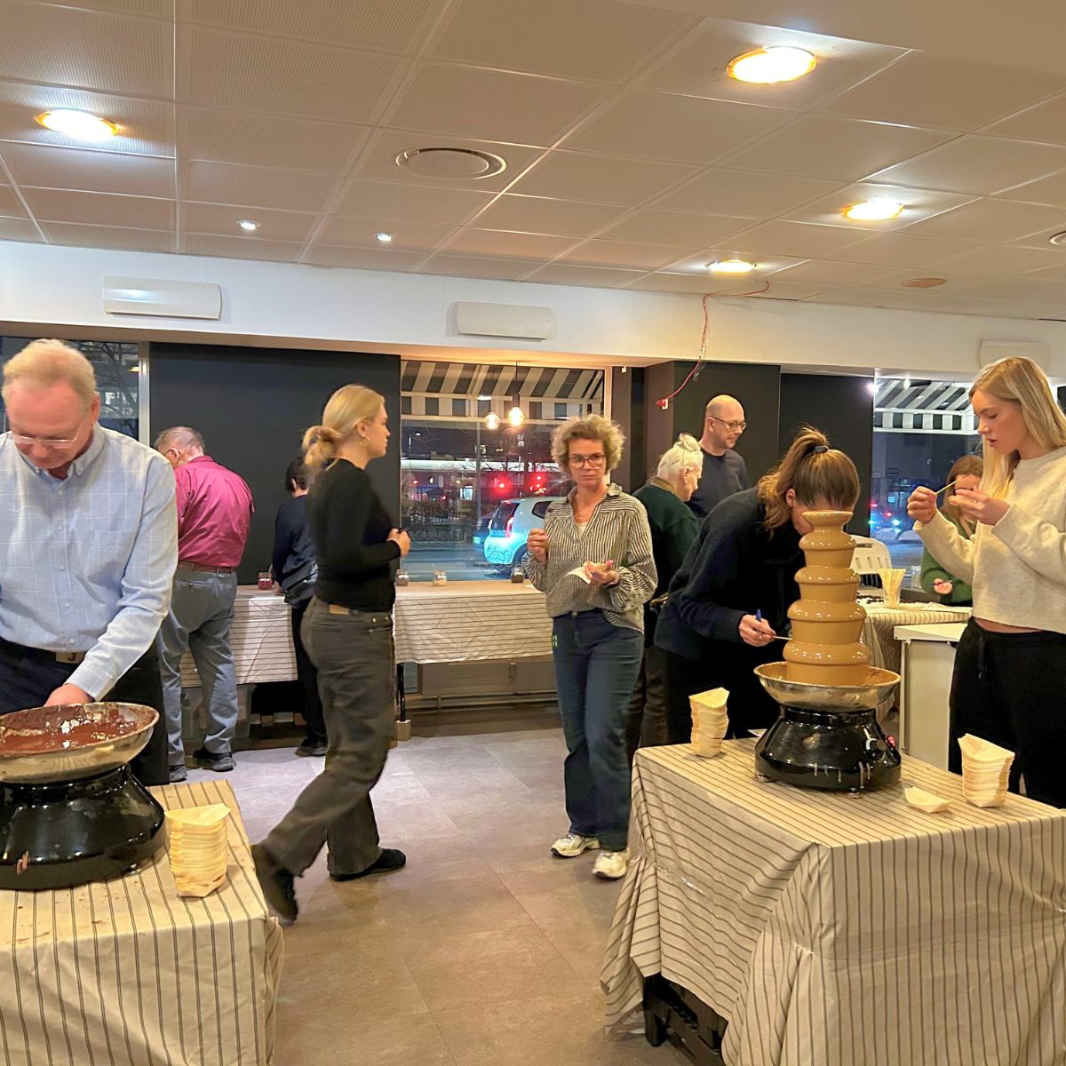 Mennesker spiser lakrids og chokolade