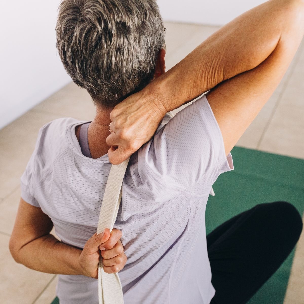 En deltager der laver smidighedsøvelse på holdet Smidighedstræning i FOF Aftenskolen