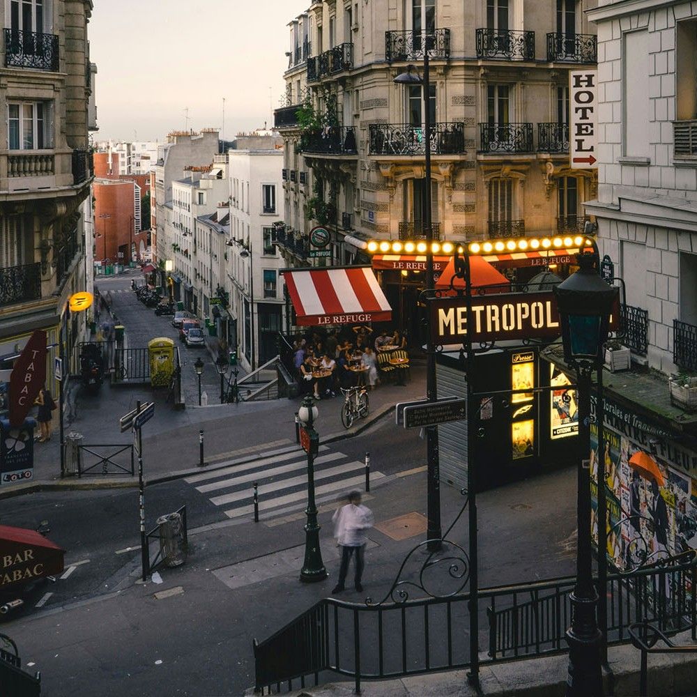 frankrig paris bybillede cafe og gade med lys