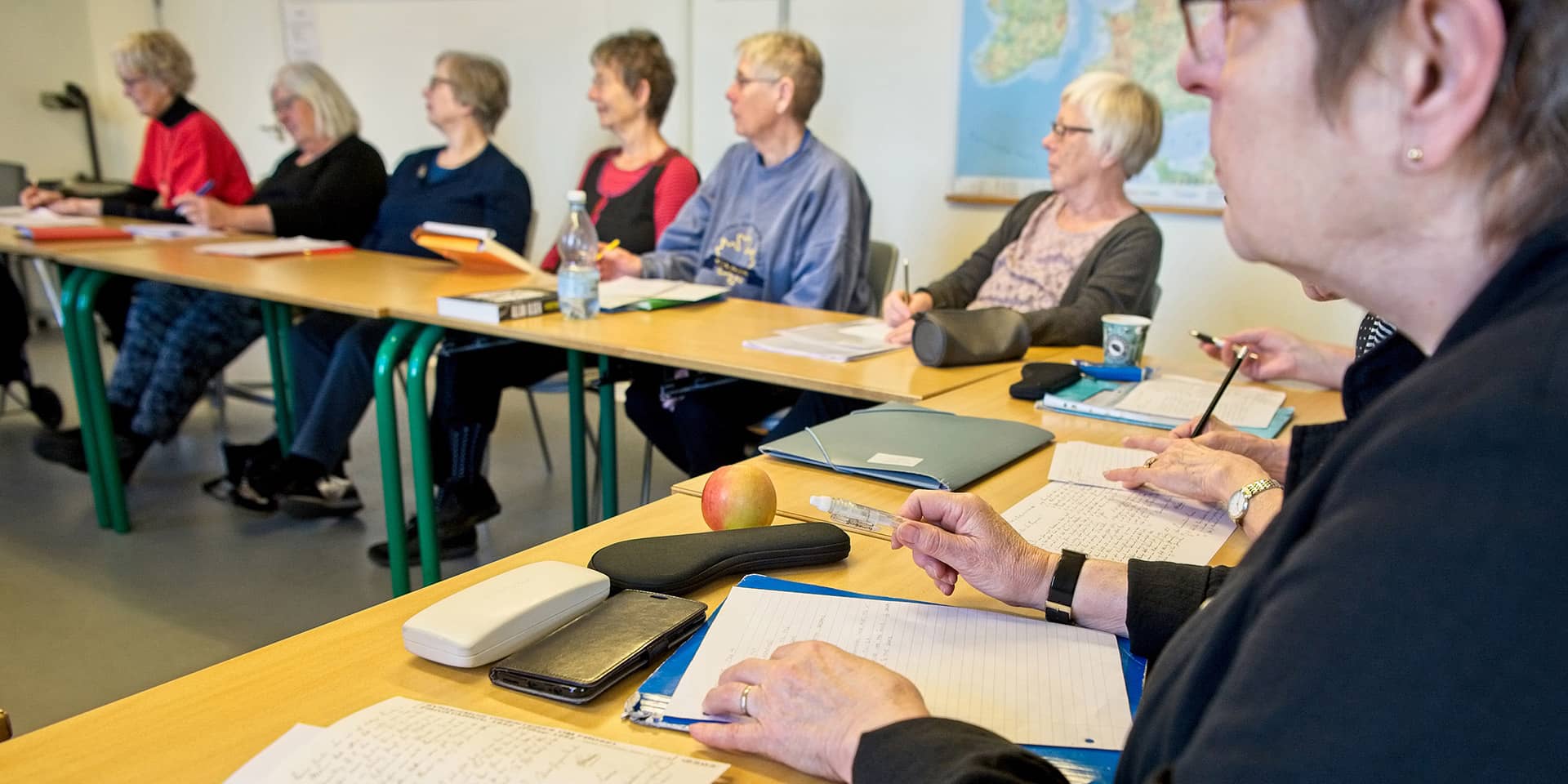 Deltagere på kursus i gotisk skriftlæsning til slægtsforskning i FOF Aftenskolen Aarhus