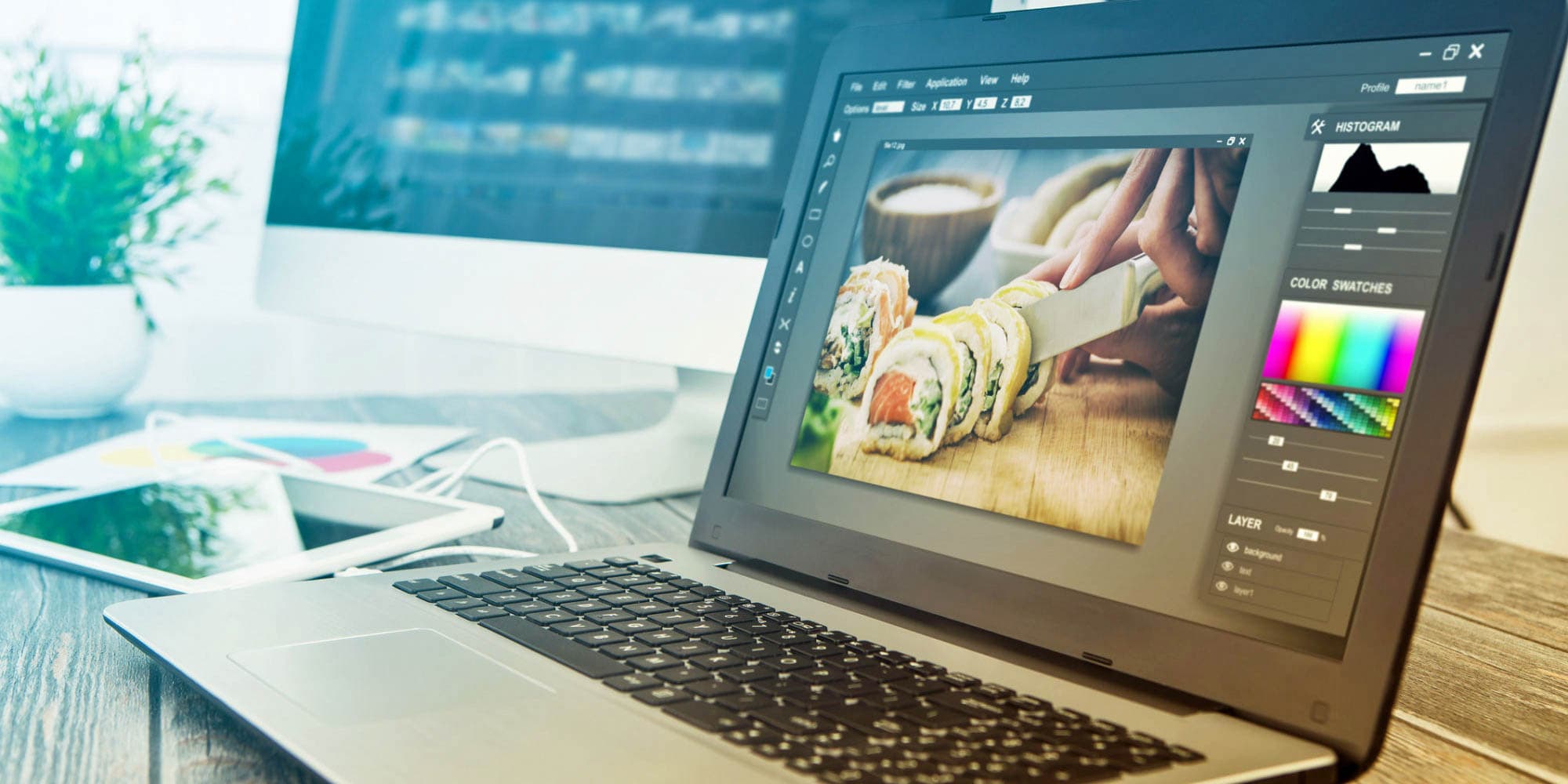 Kursist redigerer foto i Adobe Photoshop med justering af lys og farver