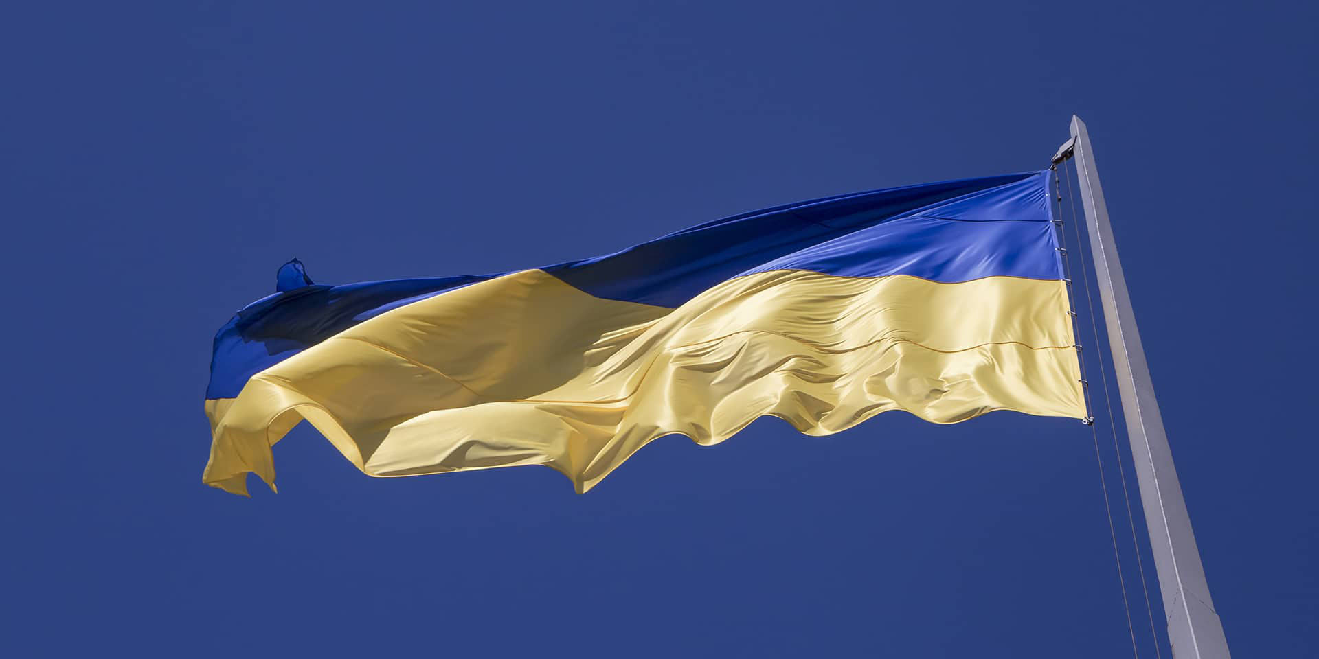 Det ukrainske flag med blå himmel som baggrund. FOF Aarhus
