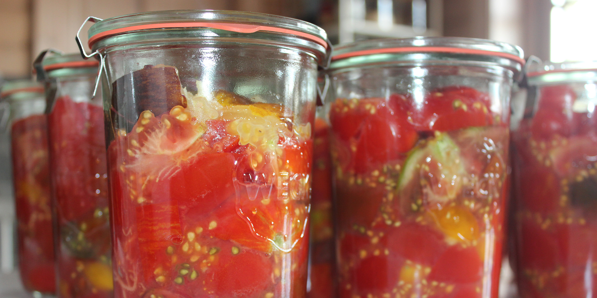 Sylteglas med røde tomater køkken grøntsager have selvforsyning