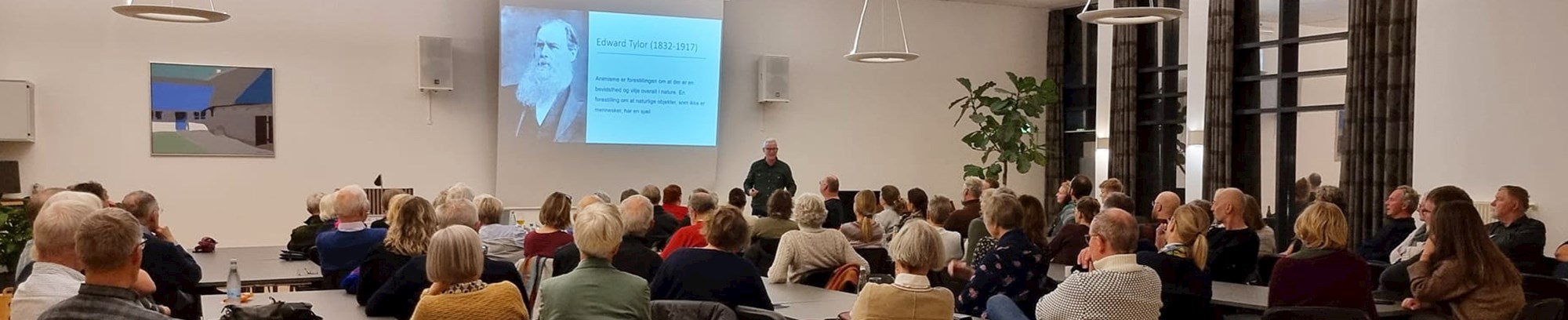 Publikum (set bagfra) og Rane Willerslev, der holder foredrag i Rødding Centrets lokaler den 23. november 2023